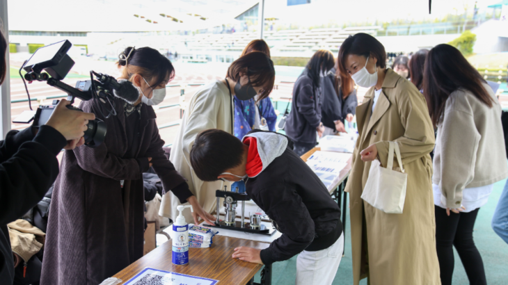 6/12(日) JFL第11節「SDGsキックオフマッチ」では、東京モード学園グラフィック学科とのコラボでクリアソン新宿の使わなくなったユニフォームを利用した缶バッジづくり体験を実施！