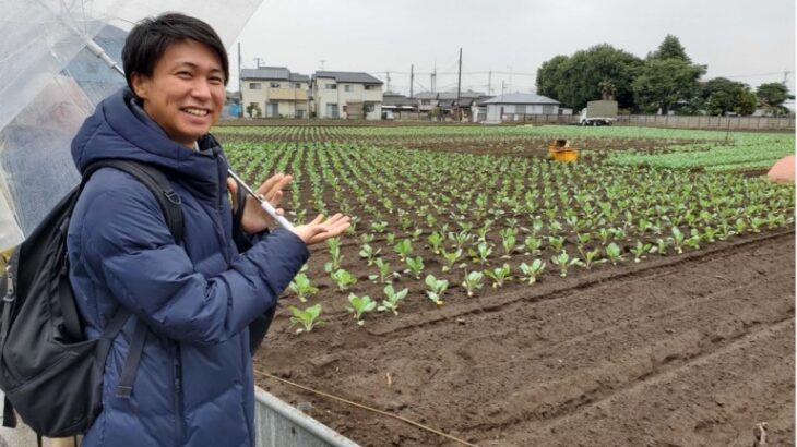農業体験を通して生産者と新宿の飲食店を繋ぐ「パープルプロジェクト」をパートナーの株式会社大治と実施。伊勢太一が紫キャベツ育成のためのソイルまきを体験。