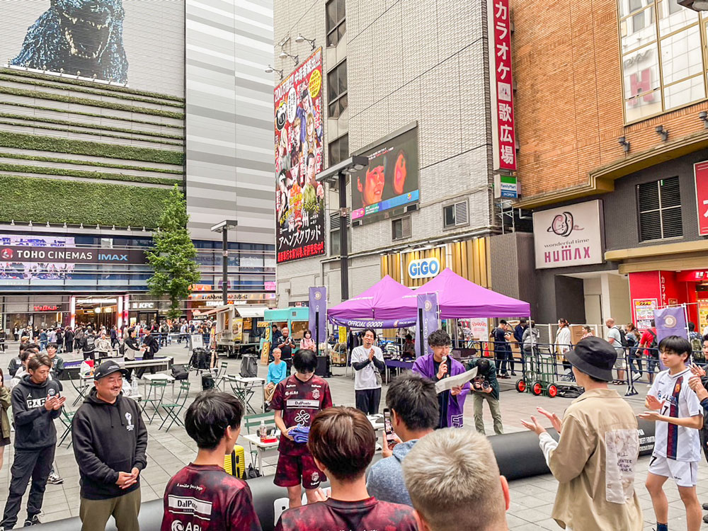 10/8 パートナーの東急歌舞伎町タワーとのコラボイベント「歌舞伎町 FOOTBALL LIVE Powered by CRIACAO SHINJUKU」を開催