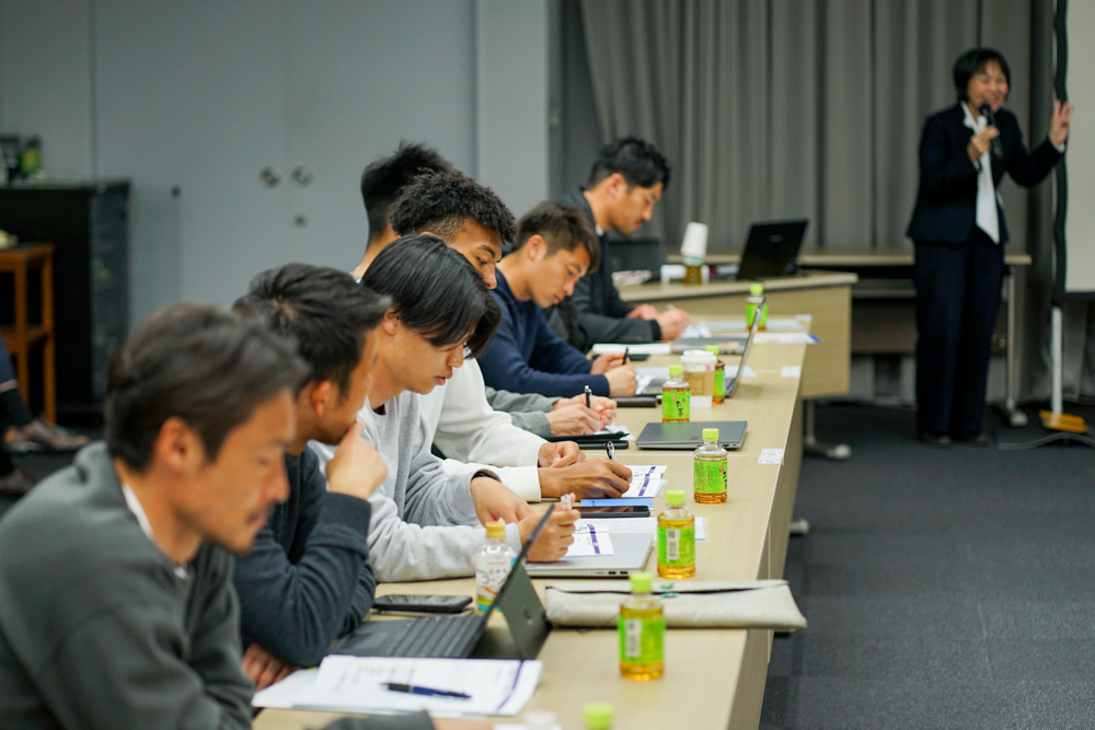 法人パートナーの日税グループ主催、選手向けの資産形成セミナーを実施