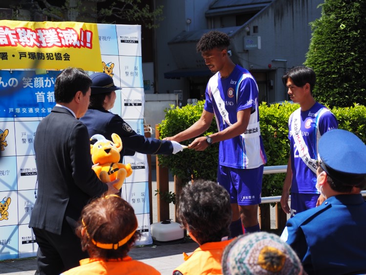 赤井、猪野毛が戸塚署の「ストップ！詐欺」広報大使を務める