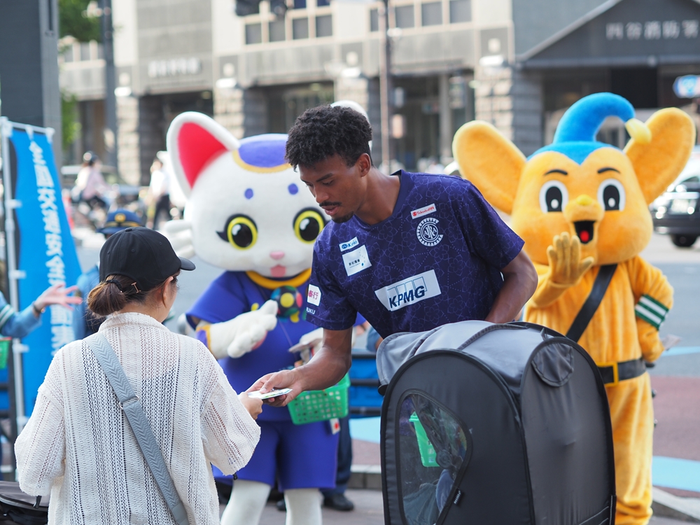 赤井、猪野毛が四谷署と交通安全啓発活動
