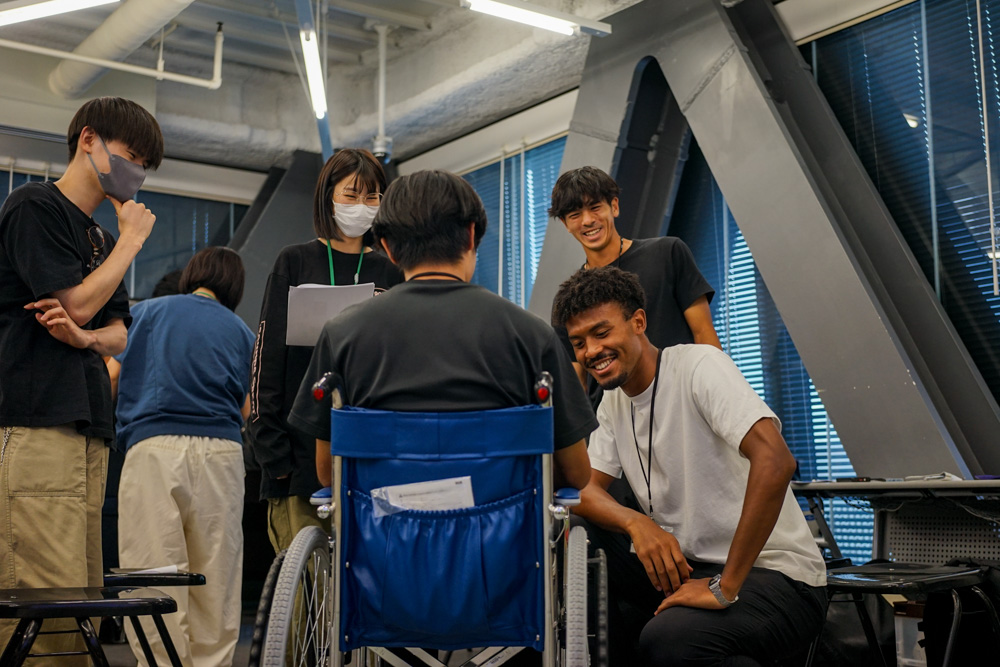 高齢者や身体的ハンデを抱えている人たちと関わる選手・スタッフが適切な方法を知る「作業療法士と学ぶ クリアソン新宿×首都医校 地域活動向上プロジェクト」