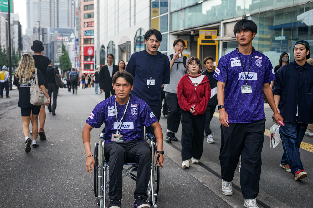 実際に車いすに乗って まちのバリアやバリアフリーを学ぶ 体験型ワークショップ「車いす街歩きプログラム」に参加