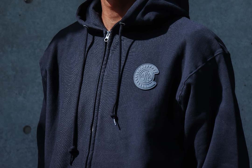 【人気】エンブレムジップアップパーカー 8,000円（税込）