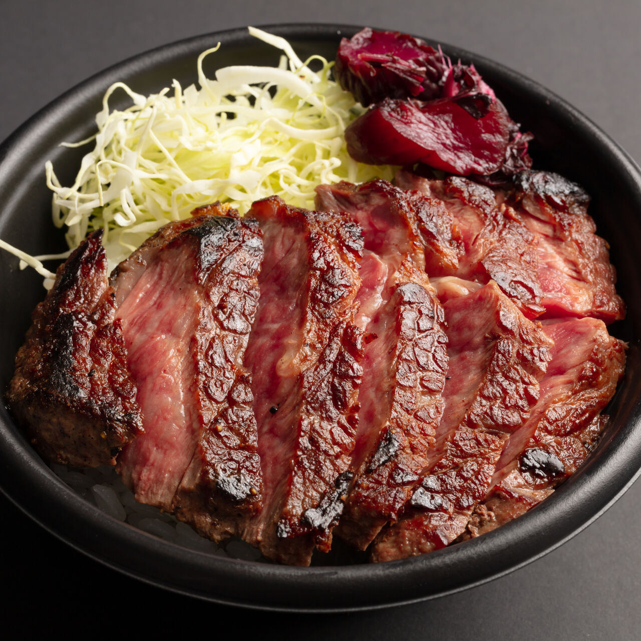 ビストロカルロス 名物ビフテキ丼 1,400円(税込)
